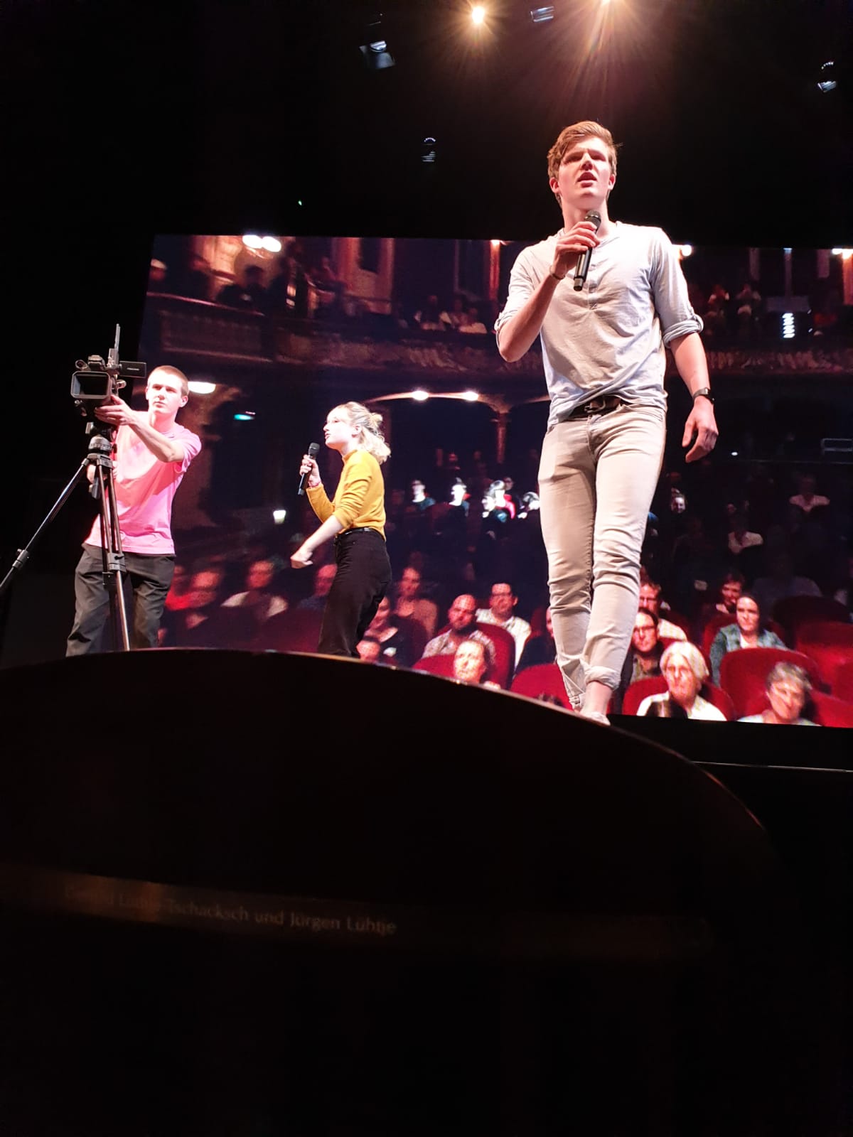 Unsere Schüler spielen im Deutschen Schauspielhaus beim Projekt Hamburger Menekel 
©  copyright by task